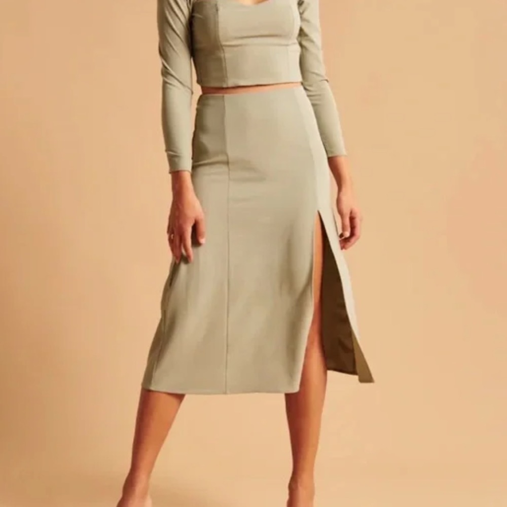 Abrecrombie & Fitch High-Slit Flirty Midi Skirt- size Medium- NWT!